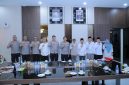 Kapolda NTB bersama jajaran Polda NTB berfoto bersama pimpinan lembaga haji dan umroh Provinsi NTB usai audiensi dan silaturahmi di ruang kerja Kapolda, Senin (06/04/2026).(Foto istimewa)