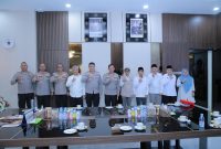 Kapolda NTB bersama jajaran Polda NTB berfoto bersama pimpinan lembaga haji dan umroh Provinsi NTB usai audiensi dan silaturahmi di ruang kerja Kapolda, Senin (06/04/2026).(Foto istimewa)