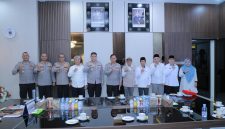 Kapolda NTB bersama jajaran Polda NTB berfoto bersama pimpinan lembaga haji dan umroh Provinsi NTB usai audiensi dan silaturahmi di ruang kerja Kapolda, Senin (06/04/2026).(Foto istimewa)