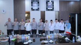 Kapolda NTB bersama jajaran Polda NTB berfoto bersama pimpinan lembaga haji dan umroh Provinsi NTB usai audiensi dan silaturahmi di ruang kerja Kapolda, Senin (06/04/2026).(Foto istimewa)