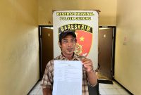 Seorang warga menunjukkan bukti laporan dugaan penipuan di Polsek Gerung, Lombok Barat, terkait kasus pencatutan nama BIN yang kini naik ke tahap penyidikan.(Foto istimewa)