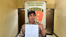 Seorang warga menunjukkan bukti laporan dugaan penipuan di Polsek Gerung, Lombok Barat, terkait kasus pencatutan nama BIN yang kini naik ke tahap penyidikan.(Foto istimewa)