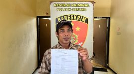Seorang warga menunjukkan bukti laporan dugaan penipuan di Polsek Gerung, Lombok Barat, terkait kasus pencatutan nama BIN yang kini naik ke tahap penyidikan.(Foto istimewa)