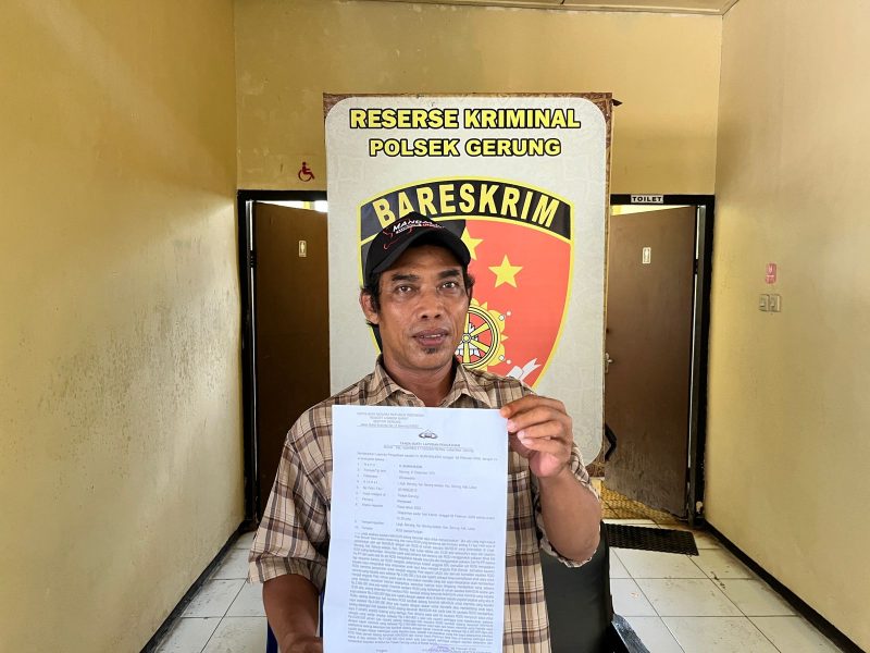 Seorang warga menunjukkan bukti laporan dugaan penipuan di Polsek Gerung, Lombok Barat, terkait kasus pencatutan nama BIN yang kini naik ke tahap penyidikan.(Foto istimewa)