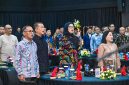 Peserta dan tamu undangan berdiri saat pembukaan acara Charity Night 2026 yang digelar Pemprov NTB bersama Indonesian Overseas Alumni di Auditorium Bank NTB Syariah, Mataram.(Foto: Diskominfotik NTB)