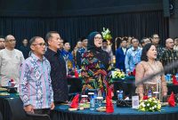 Peserta dan tamu undangan berdiri saat pembukaan acara Charity Night 2026 yang digelar Pemprov NTB bersama Indonesian Overseas Alumni di Auditorium Bank NTB Syariah, Mataram.(Foto: Diskominfotik NTB)