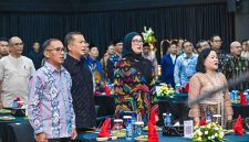 Peserta dan tamu undangan berdiri saat pembukaan acara Charity Night 2026 yang digelar Pemprov NTB bersama Indonesian Overseas Alumni di Auditorium Bank NTB Syariah, Mataram.(Foto: Diskominfotik NTB)