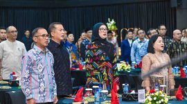 Peserta dan tamu undangan berdiri saat pembukaan acara Charity Night 2026 yang digelar Pemprov NTB bersama Indonesian Overseas Alumni di Auditorium Bank NTB Syariah, Mataram.(Foto: Diskominfotik NTB)