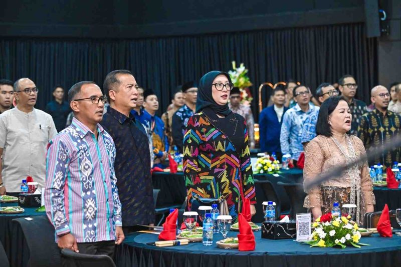 Peserta dan tamu undangan berdiri saat pembukaan acara Charity Night 2026 yang digelar Pemprov NTB bersama Indonesian Overseas Alumni di Auditorium Bank NTB Syariah, Mataram.(Foto: Diskominfotik NTB)