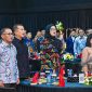 Peserta dan tamu undangan berdiri saat pembukaan acara Charity Night 2026 yang digelar Pemprov NTB bersama Indonesian Overseas Alumni di Auditorium Bank NTB Syariah, Mataram.(Foto: Diskominfotik NTB)
