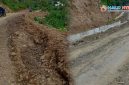 Kondisi ruas jalan Lendang Re–Menjut di Sekotong, Lombok Barat, dipenuhi kerikil lepas dan membahayakan pengendara.(Foto istimewa)