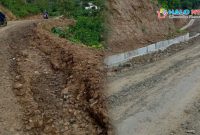 Kondisi ruas jalan Lendang Re–Menjut di Sekotong, Lombok Barat, dipenuhi kerikil lepas dan membahayakan pengendara.(Foto istimewa)