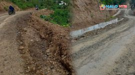 Kondisi ruas jalan Lendang Re–Menjut di Sekotong, Lombok Barat, dipenuhi kerikil lepas dan membahayakan pengendara.(Foto istimewa)