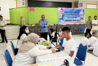 Petugas melakukan pemeriksaan kesehatan terhadap calon peserta dalam rangka seleksi penerimaan anggota Polri Tahun Anggaran 2026 di Biddokkes Polda NTB. (Dok.Humas Polda NTB)