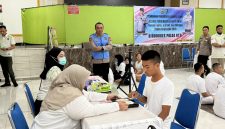Petugas melakukan pemeriksaan kesehatan terhadap calon peserta dalam rangka seleksi penerimaan anggota Polri Tahun Anggaran 2026 di Biddokkes Polda NTB. (Dok.Humas Polda NTB)