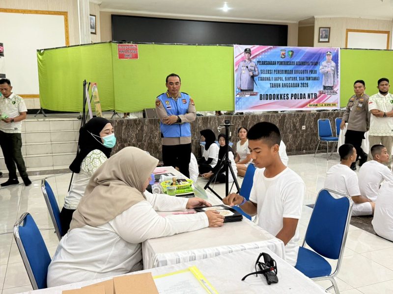 Petugas melakukan pemeriksaan kesehatan terhadap calon peserta dalam rangka seleksi penerimaan anggota Polri Tahun Anggaran 2026 di Biddokkes Polda NTB. (Dok.Humas Polda NTB)