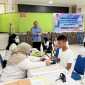 Petugas melakukan pemeriksaan kesehatan terhadap calon peserta dalam rangka seleksi penerimaan anggota Polri Tahun Anggaran 2026 di Biddokkes Polda NTB. (Dok.Humas Polda NTB)
