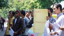 Massa aksi membentangkan poster saat unjuk rasa di Pengadilan Tipikor Mataram, menilai proses hukum tidak objektif.(Foto: Istimewa)