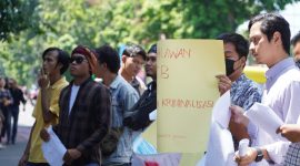 Massa aksi membentangkan poster saat unjuk rasa di Pengadilan Tipikor Mataram, menilai proses hukum tidak objektif.(Foto: Istimewa)