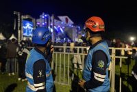 Di balik meriahnya konser, petugas PLN berjaga memastikan listrik tetap aman dan andal sepanjang acara.(Dok. PLN)