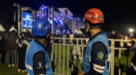 Di balik meriahnya konser, petugas PLN berjaga memastikan listrik tetap aman dan andal sepanjang acara.(Dok. PLN)