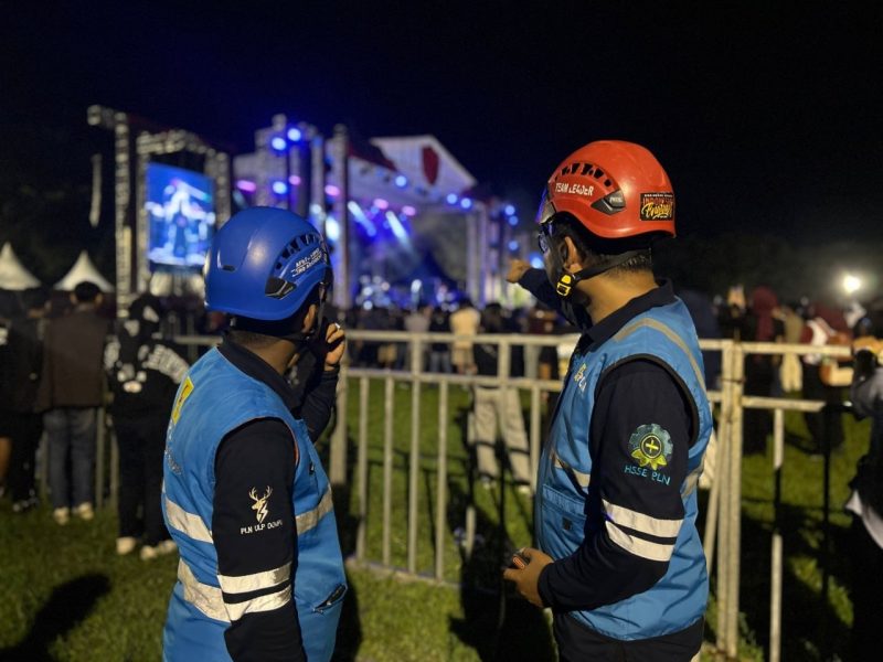 Di balik meriahnya konser, petugas PLN berjaga memastikan listrik tetap aman dan andal sepanjang acara.(Dok. PLN)