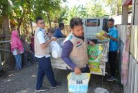 Aksi nyata PLN UIW NTB di lapangan: distribusi bantuan sosial bagi warga kurang mampu sebagai bagian dari komitmen sosial perusahaan.(Dok. PLN)