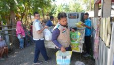 Aksi nyata PLN UIW NTB di lapangan: distribusi bantuan sosial bagi warga kurang mampu sebagai bagian dari komitmen sosial perusahaan.(Dok. PLN)