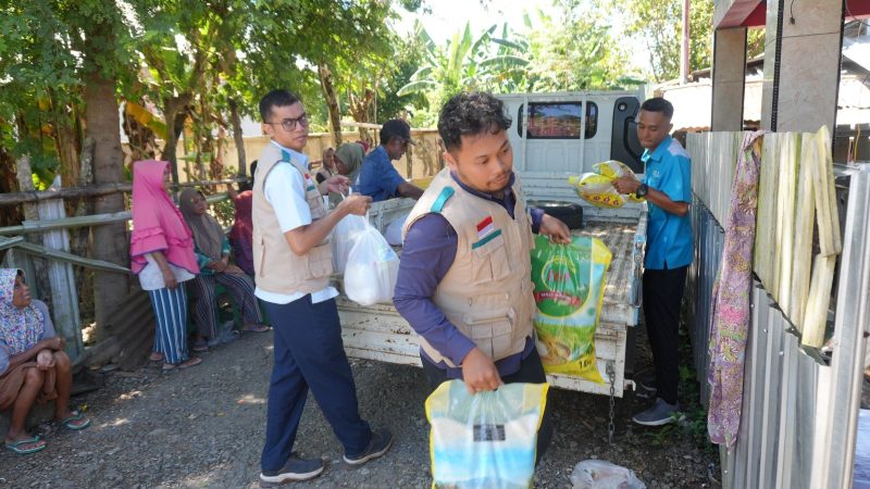Aksi nyata PLN UIW NTB di lapangan: distribusi bantuan sosial bagi warga kurang mampu sebagai bagian dari komitmen sosial perusahaan.(Dok. PLN)