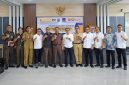 Jajaran pemerintah, aparat penegak hukum, dan penyedia jasa berfoto bersama usai penandatanganan kontrak proyek IPAL Mataram, yang ditargetkan rampung pada 2030. (Foto: istimewa)