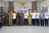 Jajaran pemerintah, aparat penegak hukum, dan penyedia jasa berfoto bersama usai penandatanganan kontrak proyek IPAL Mataram, yang ditargetkan rampung pada 2030. (Foto: istimewa)