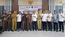 Jajaran pemerintah, aparat penegak hukum, dan penyedia jasa berfoto bersama usai penandatanganan kontrak proyek IPAL Mataram, yang ditargetkan rampung pada 2030. (Foto: istimewa)