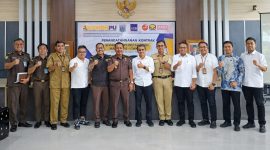 Jajaran pemerintah, aparat penegak hukum, dan penyedia jasa berfoto bersama usai penandatanganan kontrak proyek IPAL Mataram, yang ditargetkan rampung pada 2030. (Foto: istimewa)