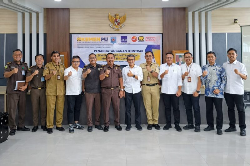 Jajaran pemerintah, aparat penegak hukum, dan penyedia jasa berfoto bersama usai penandatanganan kontrak proyek IPAL Mataram, yang ditargetkan rampung pada 2030. (Foto: istimewa)