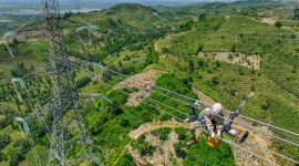 Petugas PLN yang sedang melakukan pemeliharaan jaringan transmisi guna menjaga keandalan pasokan listrik kepada masyarakat.(Dok.PLN)