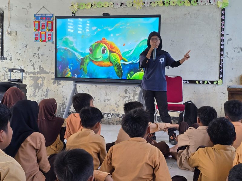 Kegiatan konservasi penyu mawil oleh PLN UIW NTB bersama masyarakat di Desa Talonang Baru, Sumbawa Barat.(Dok.PLN)
