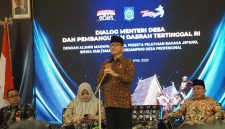 Mendes PDT RI Yandri Susanto memberikan arahan kepada ratusan siswa NTB di Islamic Center Mataram, Kamis (16/4/2026).(Foto: Istimewa)