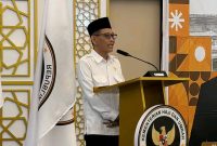 Pejabat Kementerian Haji dan Umrah menyampaikan sambutan saat pelantikan dan pembekalan PPIH 2026 yang diikuti secara virtual oleh jajaran Embarkasi Lombok di Mataram.(Foto: Istimewa)