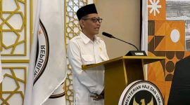 Pejabat Kementerian Haji dan Umrah menyampaikan sambutan saat pelantikan dan pembekalan PPIH 2026 yang diikuti secara virtual oleh jajaran Embarkasi Lombok di Mataram.(Foto: Istimewa)