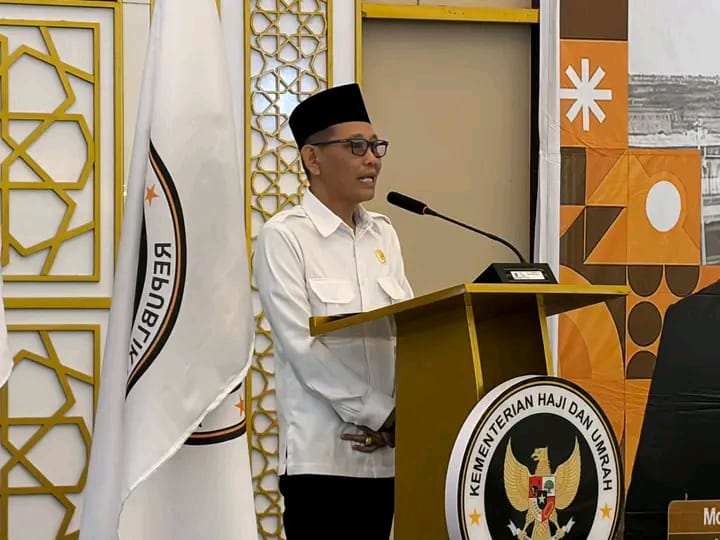 Pejabat Kementerian Haji dan Umrah menyampaikan sambutan saat pelantikan dan pembekalan PPIH 2026 yang diikuti secara virtual oleh jajaran Embarkasi Lombok di Mataram.(Foto: Istimewa)
