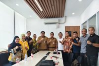 Jajaran perwakilan Bank NTB Syariah bersama pemerintah daerah berfoto usai pertemuan membahas digitalisasi SIPD dan penguatan BUMD di Mataram.(Dok. Bank NTB Syariah)