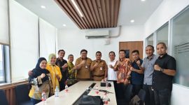 Jajaran perwakilan Bank NTB Syariah bersama pemerintah daerah berfoto usai pertemuan membahas digitalisasi SIPD dan penguatan BUMD di Mataram.(Dok. Bank NTB Syariah)