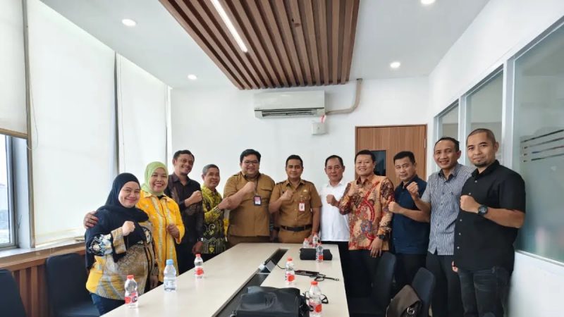 Jajaran perwakilan Bank NTB Syariah bersama pemerintah daerah berfoto usai pertemuan membahas digitalisasi SIPD dan penguatan BUMD di Mataram.(Dok. Bank NTB Syariah)