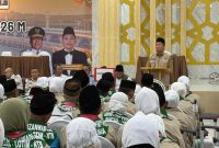 Gubernur NTB Lalu Muhamad Iqbal saat melepas jamaah haji Kloter I asal Lombok Timur di Asrama Haji Lombok.(Foto: Istimewa)