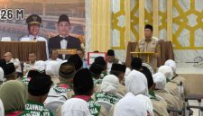 Gubernur NTB Lalu Muhamad Iqbal saat melepas jamaah haji Kloter I asal Lombok Timur di Asrama Haji Lombok.(Foto: Istimewa)
