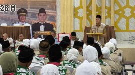 Gubernur NTB Lalu Muhamad Iqbal saat melepas jamaah haji Kloter I asal Lombok Timur di Asrama Haji Lombok.(Foto: Istimewa)