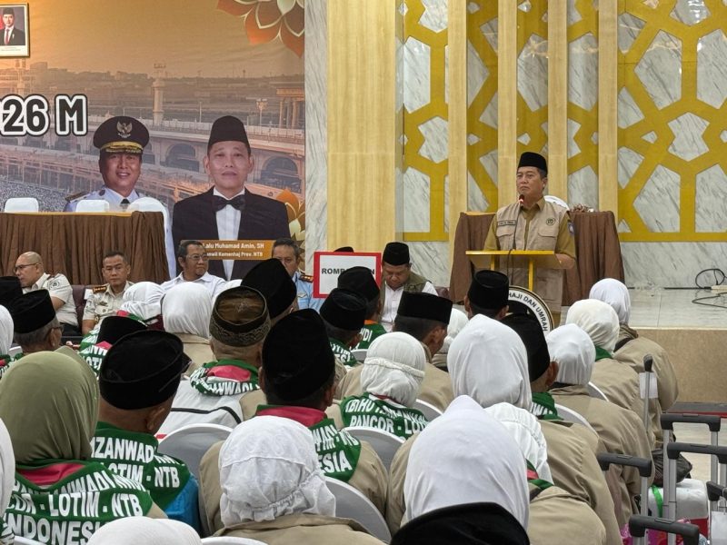 Gubernur NTB Lalu Muhamad Iqbal saat melepas jamaah haji Kloter I asal Lombok Timur di Asrama Haji Lombok.(Foto: Istimewa)