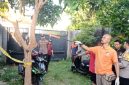 Petugas kepolisian saat melakukan olah TKP di lokasi penemuan jenazah pria yang tergantung di pohon mangga di Banyumulek, Lombok Barat.(Foto: Istimewa)
