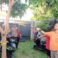 Petugas kepolisian saat melakukan olah TKP di lokasi penemuan jenazah pria yang tergantung di pohon mangga di Banyumulek, Lombok Barat.(Foto: Istimewa)
