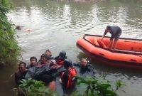 Tim SAR gabungan mengevakuasi jasad pemancing yang ditemukan di dasar Sungai Dodokan, Lombok Barat.(Foto: Istimewa)